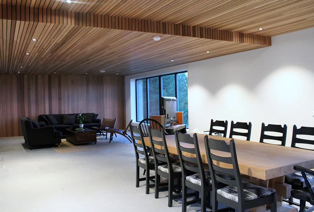 Ceder vegg- og takpanel i stue